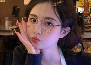翻了翻吃瓜网网页，上面的app排成一队，像是在等候检阅！