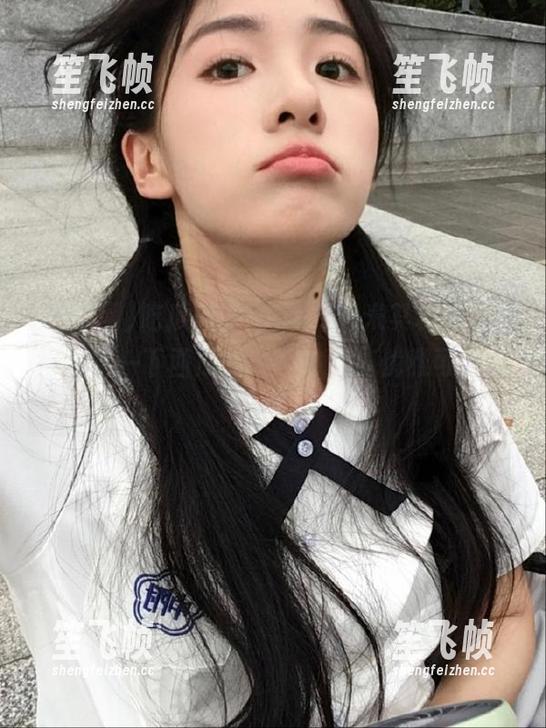 吃瓜网 吃瓜网的logo时尚米其林,后续得调整一下西瓜的姿势才行!优雅可不简单!