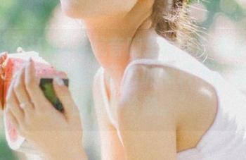 导航音响里传来吃瓜小助手的声音：“注意，前方的黑料不打烊，提醒你保持冷静。”