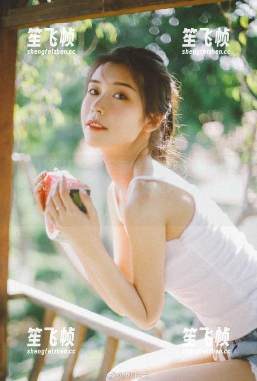导航音响里传来吃瓜小助手的声音：“注意，前方的黑料不打烊，提醒你保持冷静。”